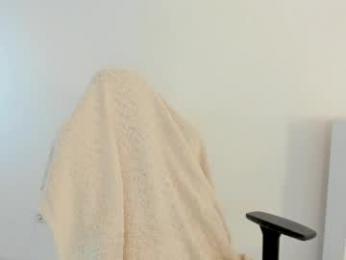 crystalnut — Chaturbate stream photo (Apr 2026)