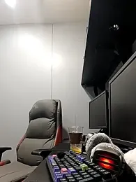 Q24Q- — stripchatでウェブカムモデルオンライン