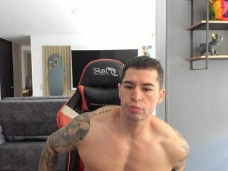 Uxio X — flirt4freeでウェブカムモデルオンライン