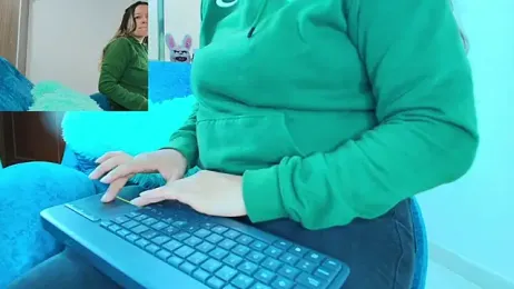 Holly_cum11 — Stripchat stream photo (May 2025)