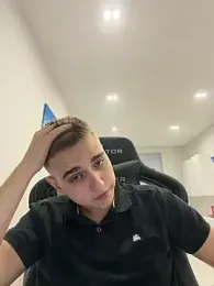 WARDEN_w — Stripchat stream photo (Apr 2026)