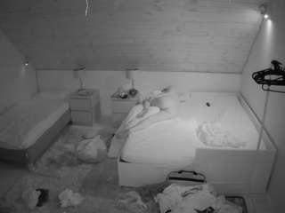 voyeurcam-julmodels-whitebed-2 — Camsoda recorded stream screenshot (16 Aug 2025)