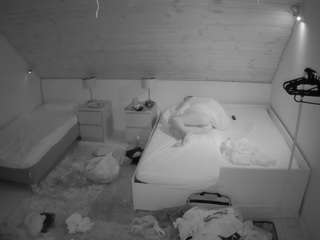 voyeurcam-julmodels-whitebed-2 — Camsoda recorded stream screenshot (16 Aug 2025)