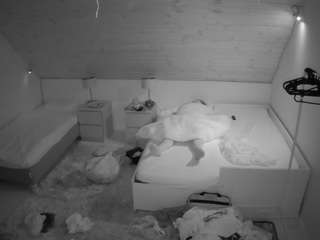 voyeurcam-julmodels-whitebed-2 — Camsoda recorded stream screenshot (16 Aug 2025)