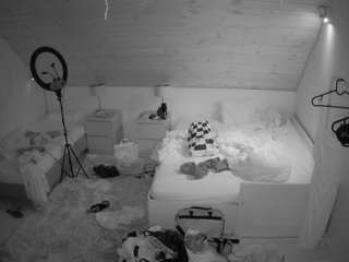 voyeurcam-julmodels-whitebed-2 — Camsoda recorded stream screenshot (31 Aug 2025)