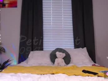 petitebrat — Chaturbate recorded stream image, 17.09.2025 22:00