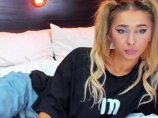 christynaross — Camsoda recorded stream image, 26.09.2025 00:00