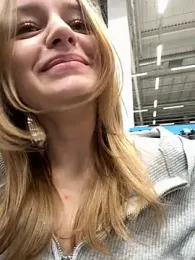 Cum_girlss — Stripchat recorded stream image, 24.10.2025 03:00