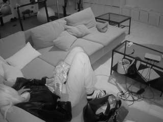 voyeurcam-julmodels-living-3 — Camsoda recorded stream image, 23.02.2025 13:00