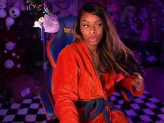 lovenzia — Camsoda recorded stream image, 21.12.2025 08:50