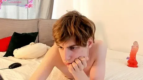 AvenGlow — Stripchat recorded stream image, 24.04.2026 05:50