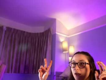 littlee33 — Chaturbate recorded stream image, 12.03.2025 21:20