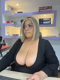 isabella_horney_ — Stripchat recorded stream image, 17.08.2026 11:40