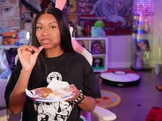 lovenzia — Camsoda recorded stream image, 23.03.2025 17:30