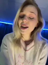 RollingGirls — Stripchat recorded stream image, 03.04.2025 13:00