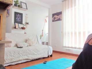 karlyee — Camsoda recorded stream screenshot (04 Apr 2025)