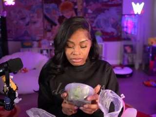 lovenzia — Camsoda recorded stream image, 12.04.2025 03:10