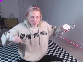petitebrat — Chaturbate recorded stream image, 23.04.2025 21:50