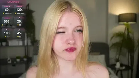 EdlaHewell — Stripchat recorded stream screenshot (05 May 2025)