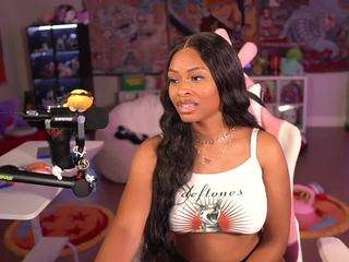 lovenzia — Camsoda recorded stream image, 07.05.2025 00:40