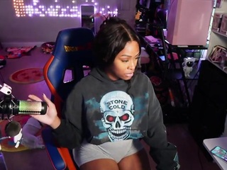 lovenzia — Camsoda recorded stream image, 10.05.2025 22:50