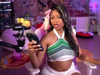 lovenzia — Camsoda recorded stream image, 18.05.2025 02:20