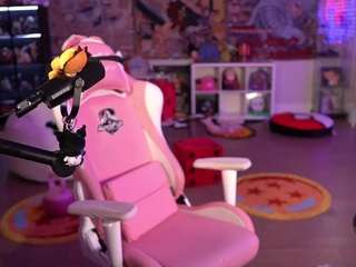 lovenzia — Camsoda recorded stream image, 18.05.2025 02:20