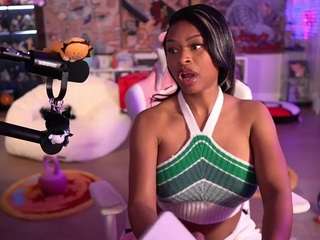 lovenzia — Camsoda recorded stream image, 18.05.2025 02:20