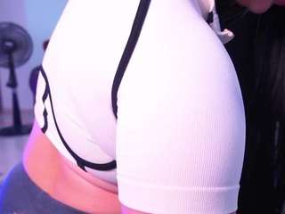 lara-giraldo — Camsoda recorded stream image, 18.05.2025 02:10